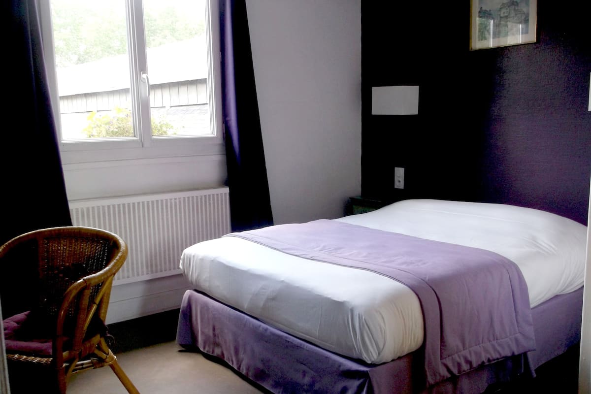 Double Room | Blackout drapes, soundproofing, iron/ironing board (on request)