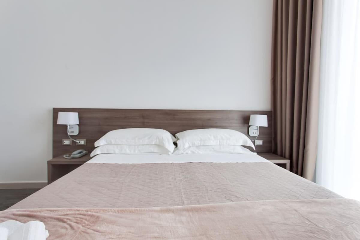 Premium bedding, in-room safe, cots/infant beds, free WiFi