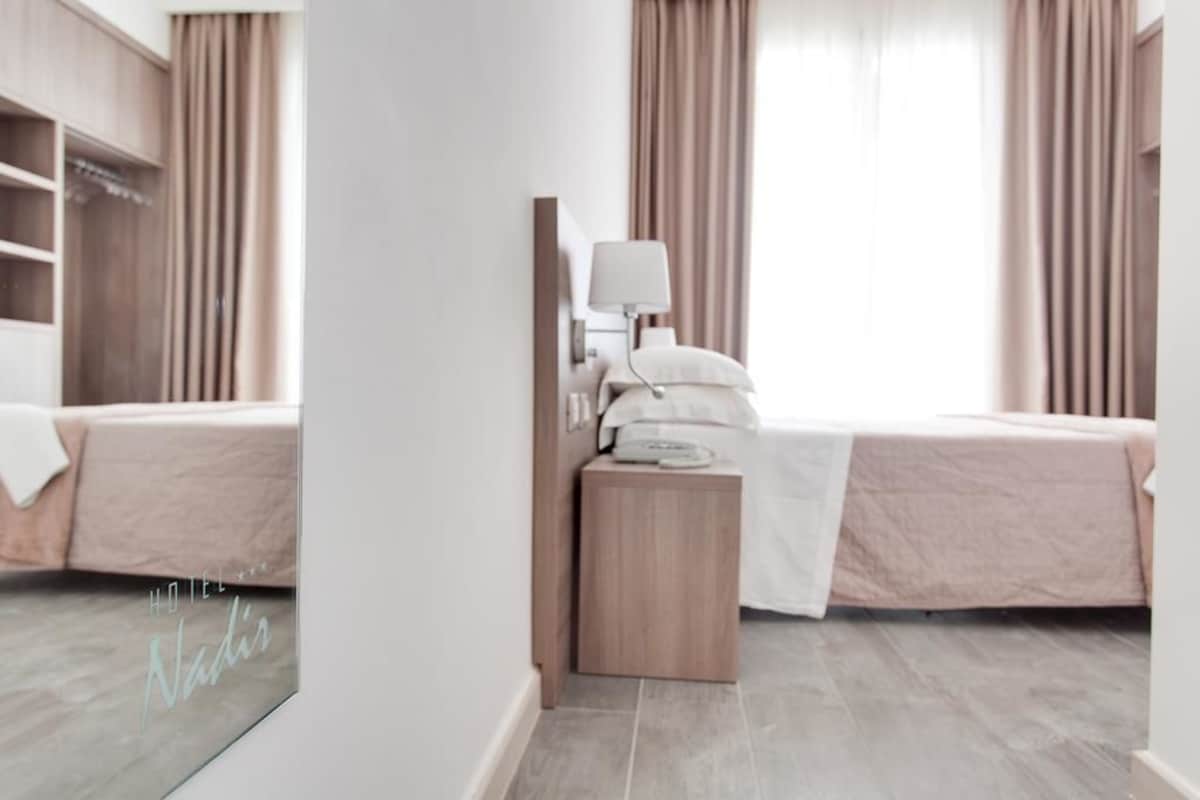 Premium bedding, in-room safe, cots/infant beds, free WiFi