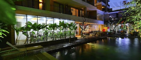 Outdoor pool, open 7:00 AM to 8:00 PM, pool loungers