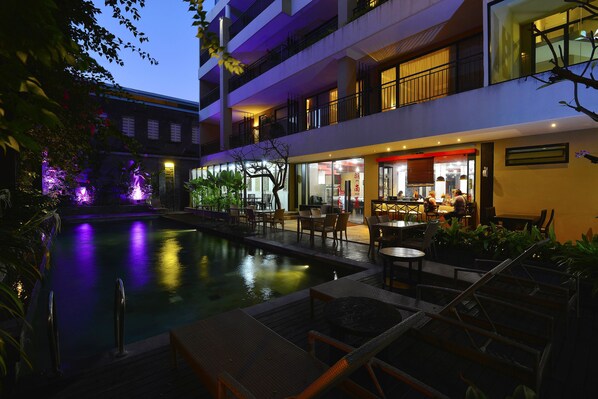Outdoor pool, open 7:00 AM to 8:00 PM, pool loungers