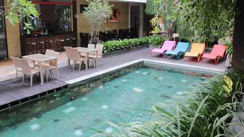 Una piscina al aire libre (de 07:00 a 20:00), tumbonas
