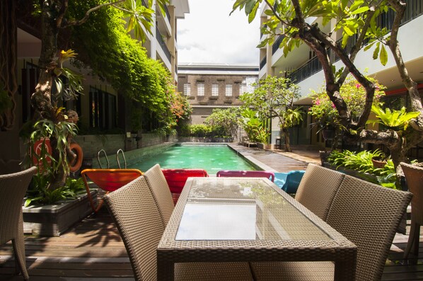 Außenpool, geöffnet von 07:00 Uhr bis 20:00 Uhr, Liegestühle