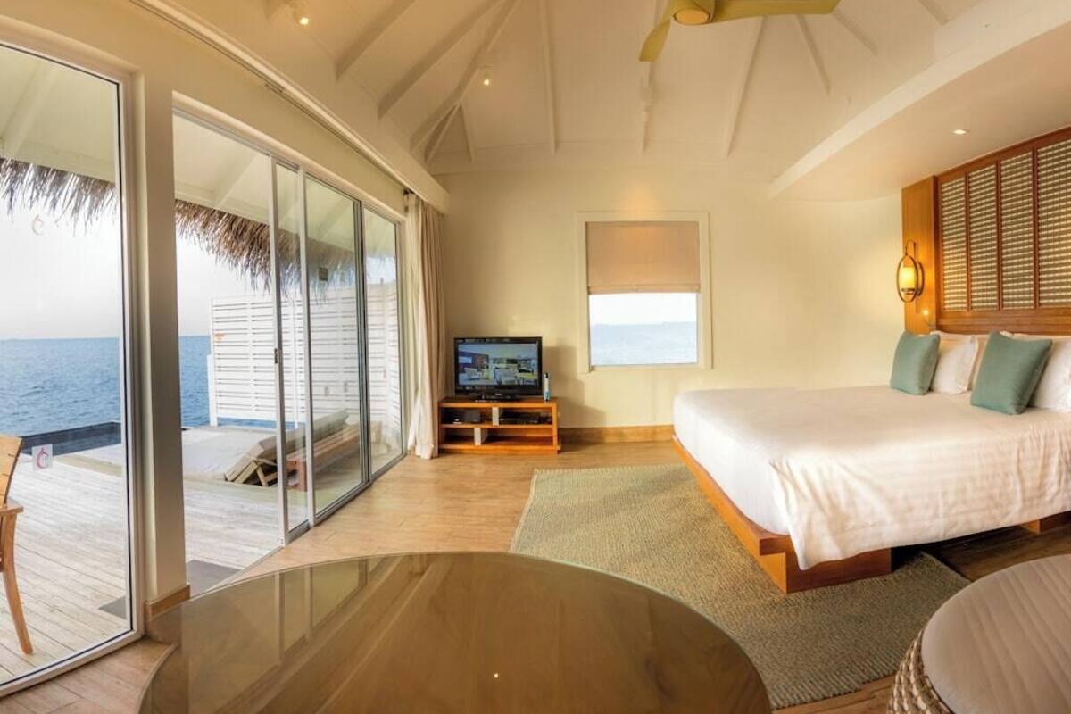 Villa, boven het water (Sunset) | Luxe beddengoed, een minibar met enkele gratis items