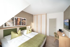 Hypo-allergenic bedding, in-room safe, free WiFi, bed sheets