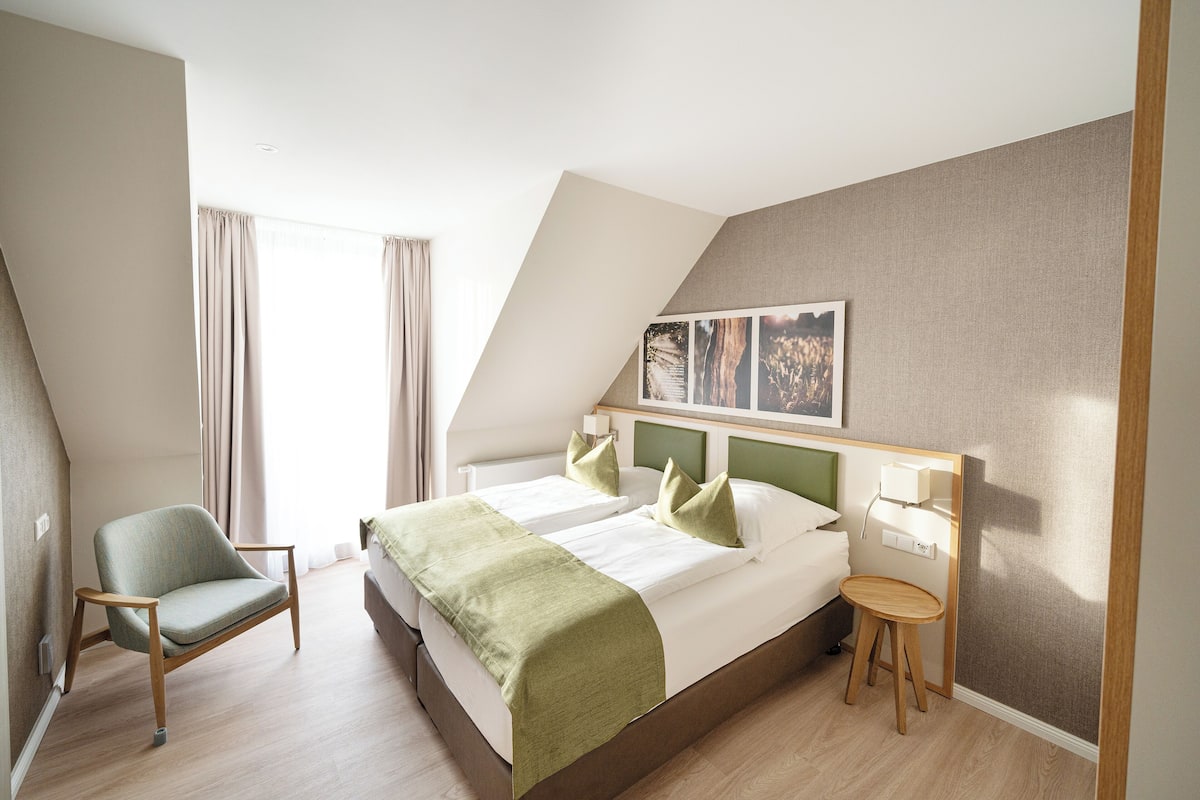Doppia Standard, 1 camera da letto, vista giardino | Biancheria da letto ipoallergenica, una cassaforte in camera