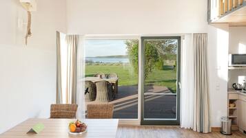 Standard Villa, 1 Bedroom, Lake View | In-room dining