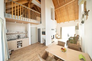 标准别墅, 1 间卧室, 湖景 | 起居区 | 平板电视