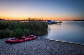 在海滩、沙滩椅、沙滩毛巾、排球