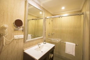 Executive Room | Bathroom | Combined shower/tub, free toiletries, hair dryer, bathrobes