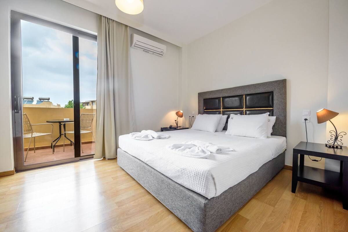 Basic Suite | Hypo-allergenic bedding available, down comforters, memory foam beds