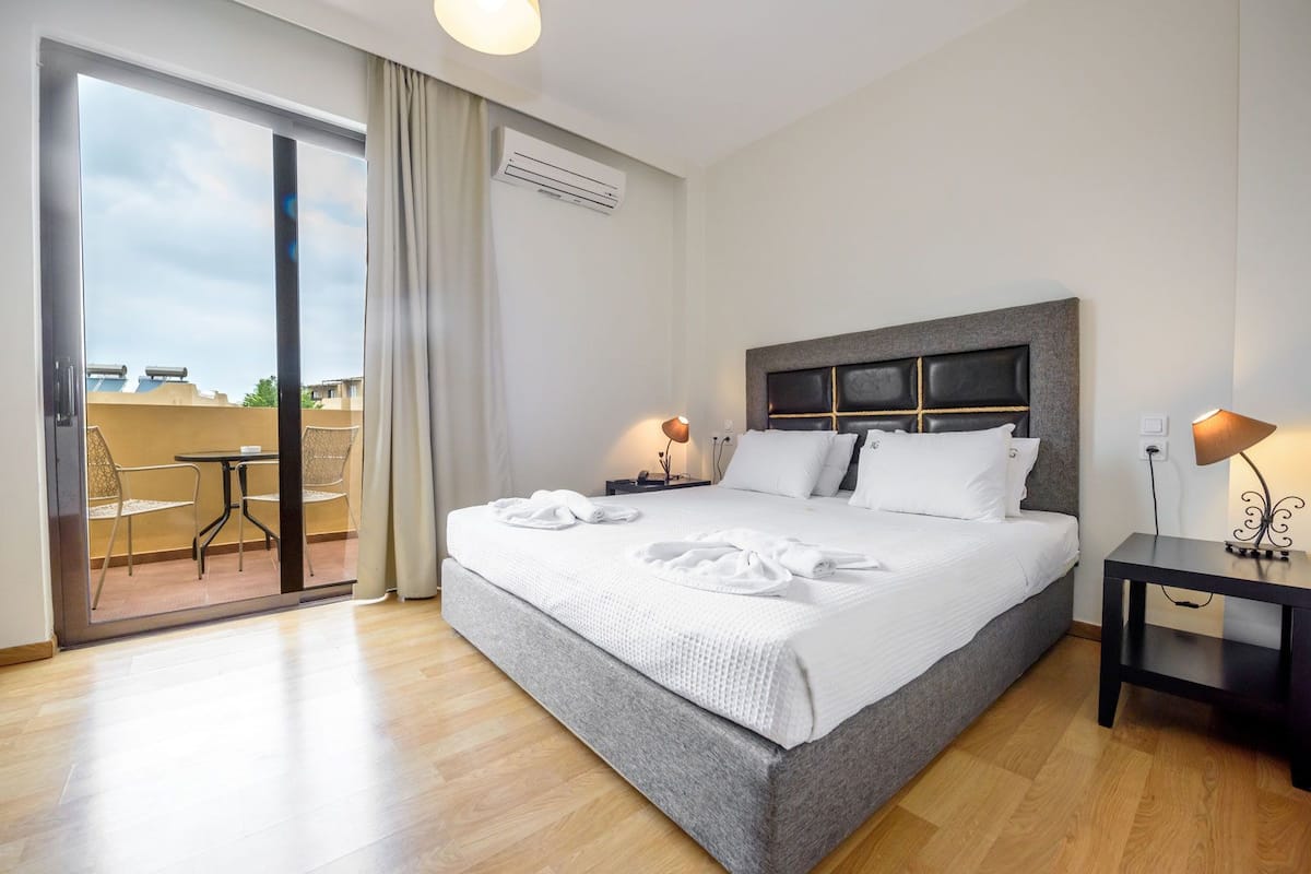 Basic Suite | Hypo-allergenic bedding, down comforters, memory foam beds, minibar