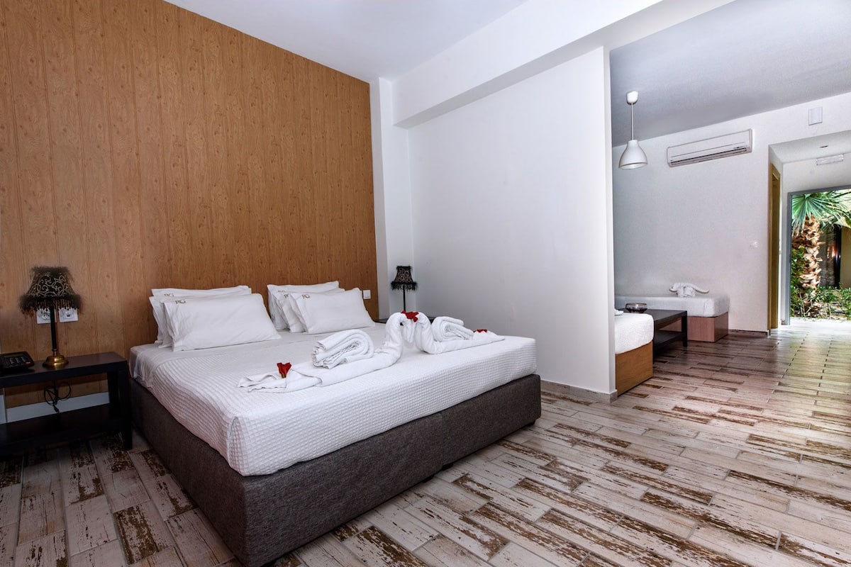 Suite, Private Pool | Hypo-allergenic bedding available, down comforters, memory foam beds