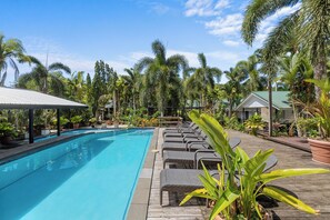 2 outdoor pools, pool loungers