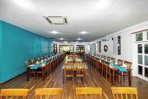 2 restaurants, breakfast served