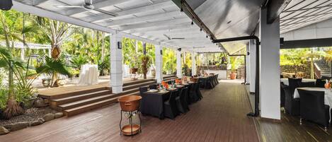 2 restaurants; breakfast, lunch, and dinner served