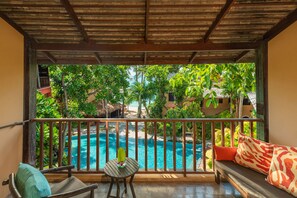 Quarto luxo, vista para a piscina | Terraço/pátio