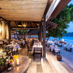 Aperto a colazione, pranzo e cena, con vista sulla spiaggia