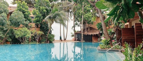 Piscine extérieure, parasols de plage, chaises longues