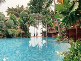 Εξωτερική πισίνα, ομπρέλες πισίνας, ξαπλώστρες