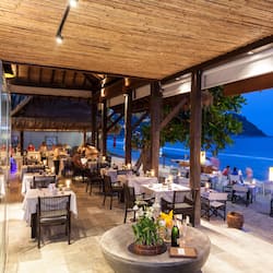 Aperto a colazione, pranzo e cena, con vista sulla spiaggia
