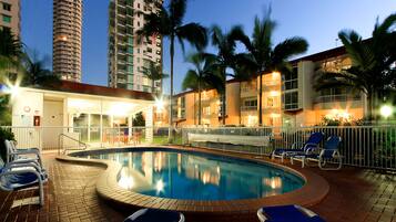 Utomhuspool med öppettider 07.00 till 21.30, och solstolar