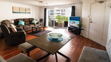 Apartemen, 1 kamar tidur, pemandangan kebun | Area keluarga | TV layar datar dan pemutar DVD