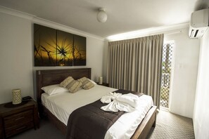 Individually decorated, individually furnished, iron/ironing board - Key Largo Apartments (Burleigh Heads)
