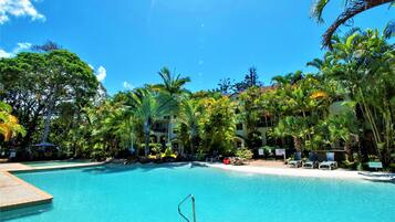 Kolam renang outdoor, dengan kursi berjemur