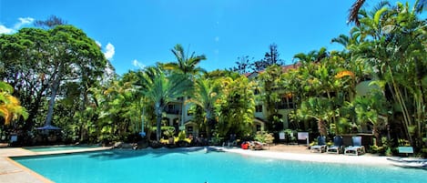 Ulkouima-allas avoinna 7.00–21.00, aurinkotuoleja