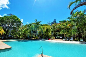 Outdoor pool, open 7 AM to 9 PM, pool loungers - Sanctuary Lake Apartments (Currumbin)