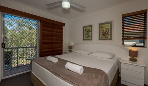 3 Bedroom Apartment 2 Queens & 2 Singles | Premium bedding, desk, iron/ironing board, cots/infant beds - Sanctuary Lake Apartments (Currumbin)