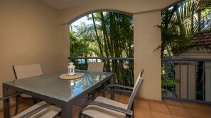 Literie de qualité supérieure, bureau, fer et planche à repasser