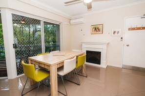 Living area - Sanctuary Lake Apartments (Currumbin)