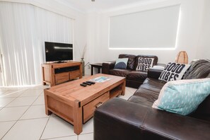 3 Bedroom Apartment 2 Queens & 2 Singles | Sala de estar | Una televisión de pantalla plana