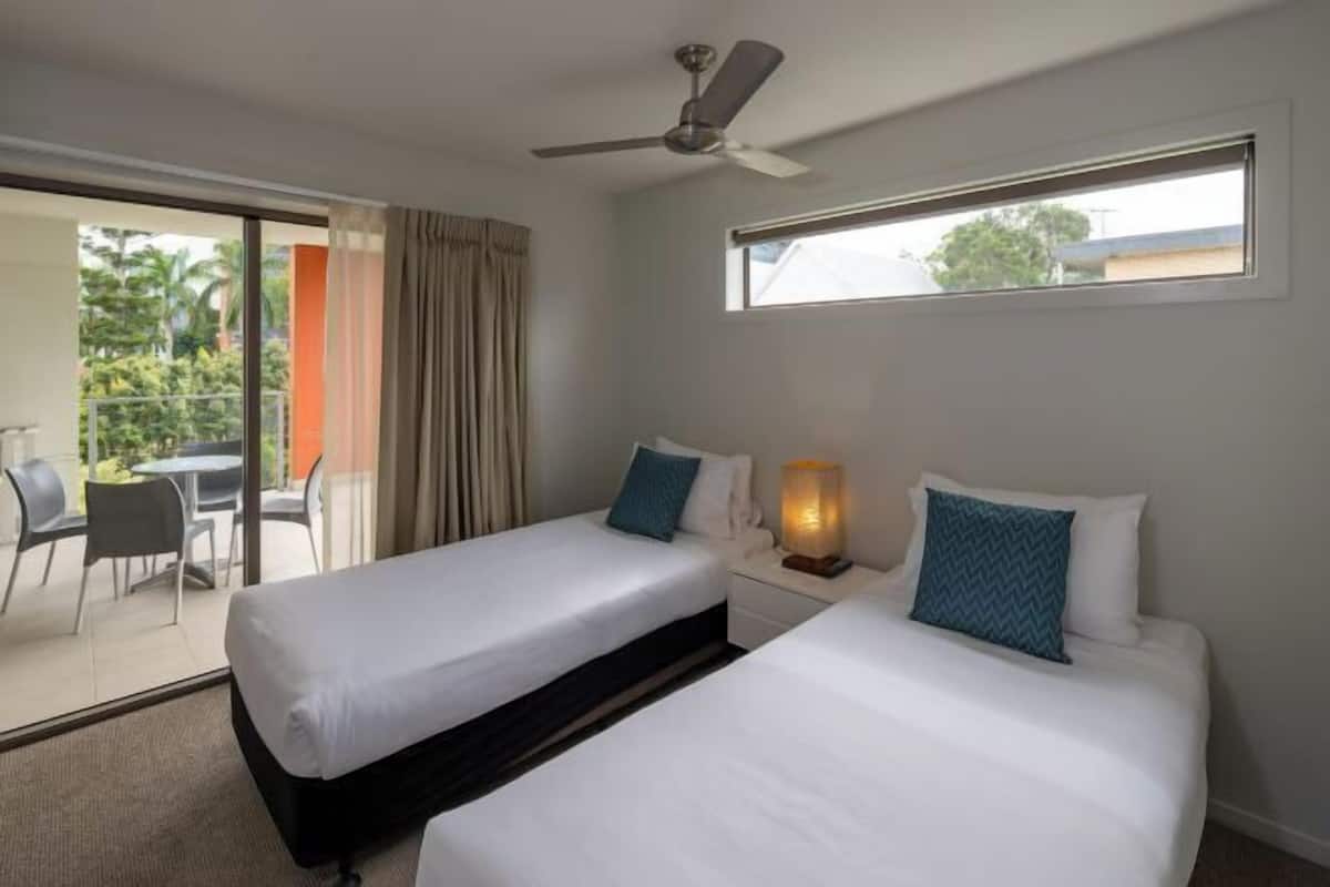 1 bedroom, premium bedding, desk, laptop workspace