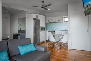 Departamento, 2 habitaciones | Ropa de cama de alta calidad y escritorio 