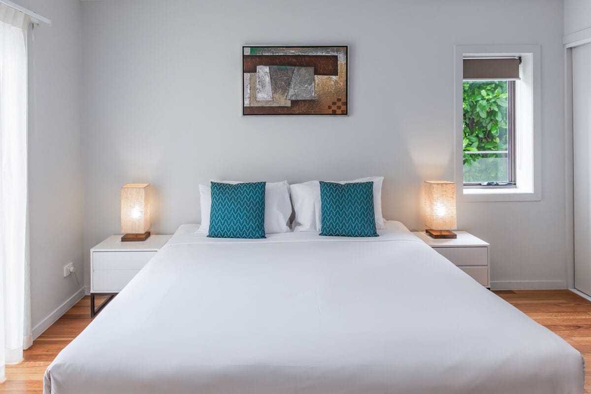 Ropa de cama de alta calidad y escritorio 