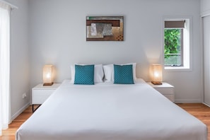 Estudio, balcón | Ropa de cama de alta calidad y escritorio 