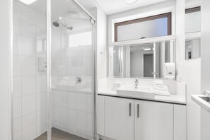 Appartement, 2 chambres | Salle de bain | Douche, séchoir à cheveux, serviettes fournies
