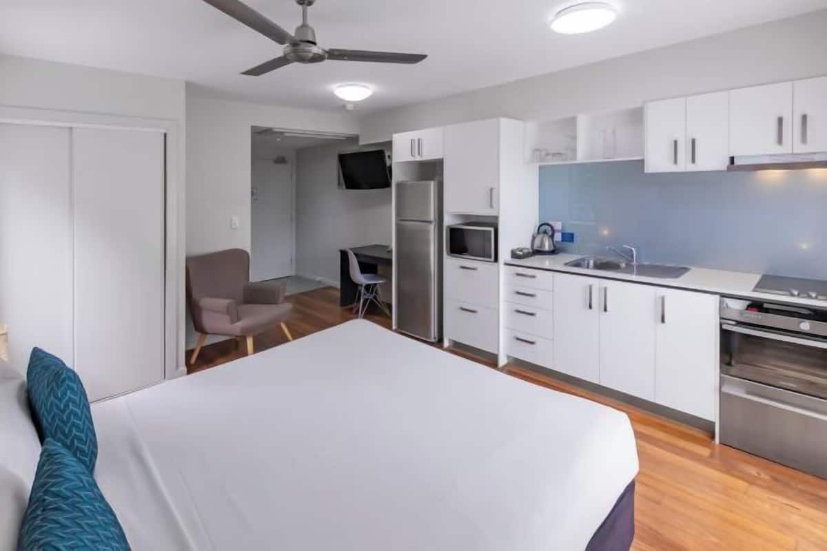 1 bedroom, premium bedding, desk, laptop workspace