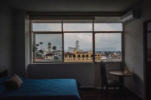 Quarto casal superior | Escrivaninha, cortinas blackout, quartos à prova de som