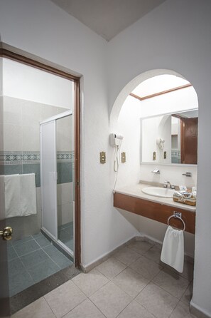 Habitación doble superior | Baño | Ducha y toallas