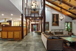 花园景观 | 起居区 | 等离子电视、DVD 播放器