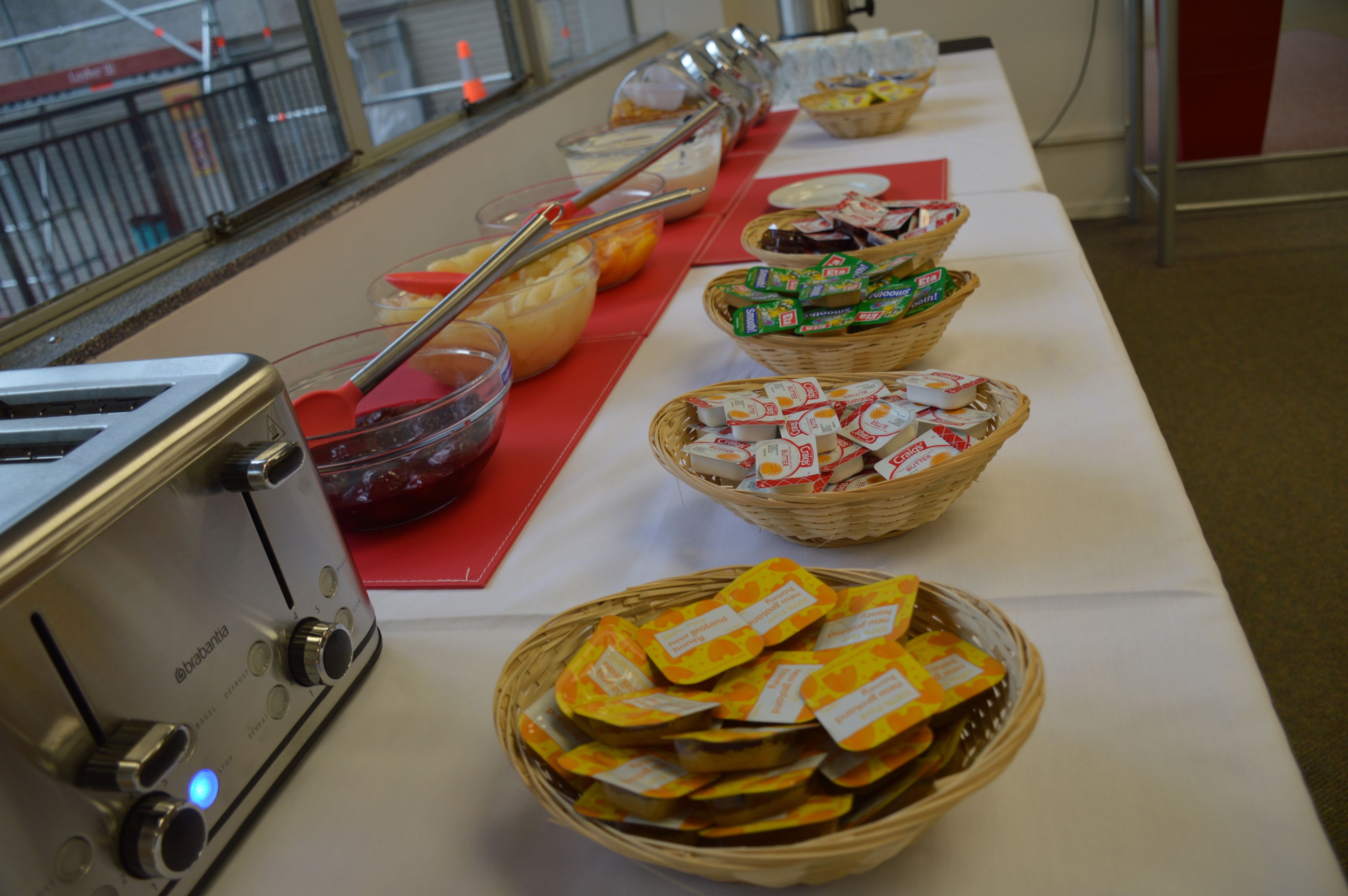 Taula de buffet amb diversos aliments i un torrador.