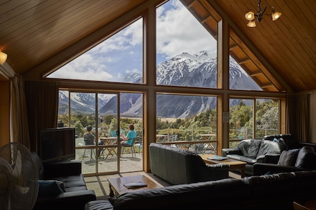 Lounge. Aoraki Mount Cook Alpine Lodge