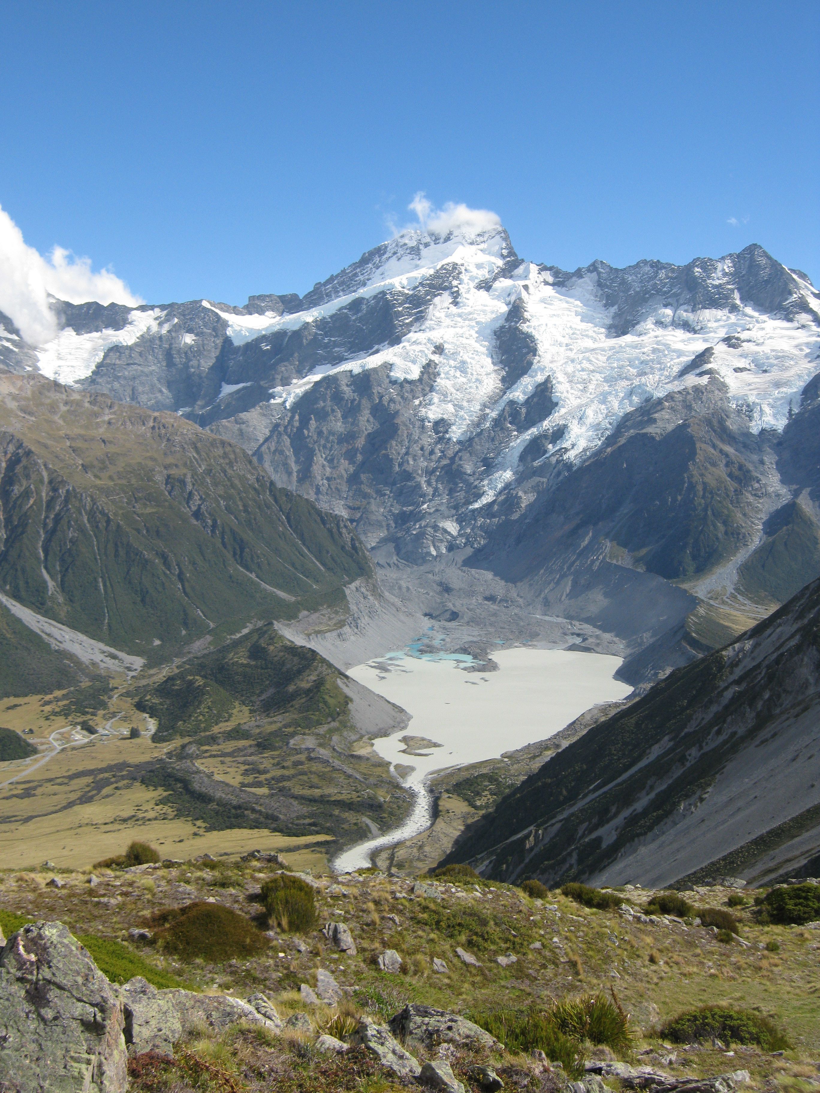 Un paysage montagneux avec un glacier et une vallée.
