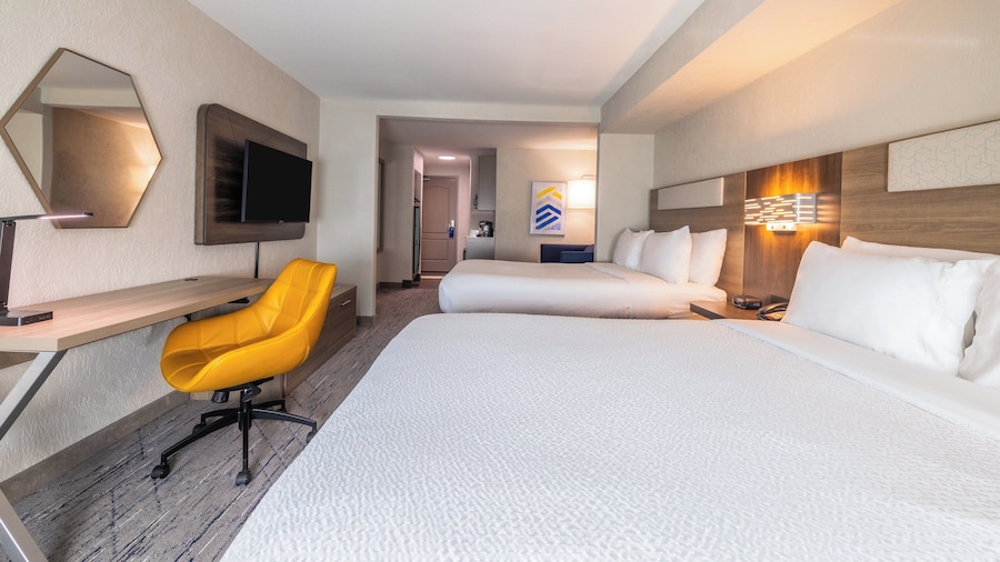 Holiday Inn Express and Suites Kansas City Airport by IHG