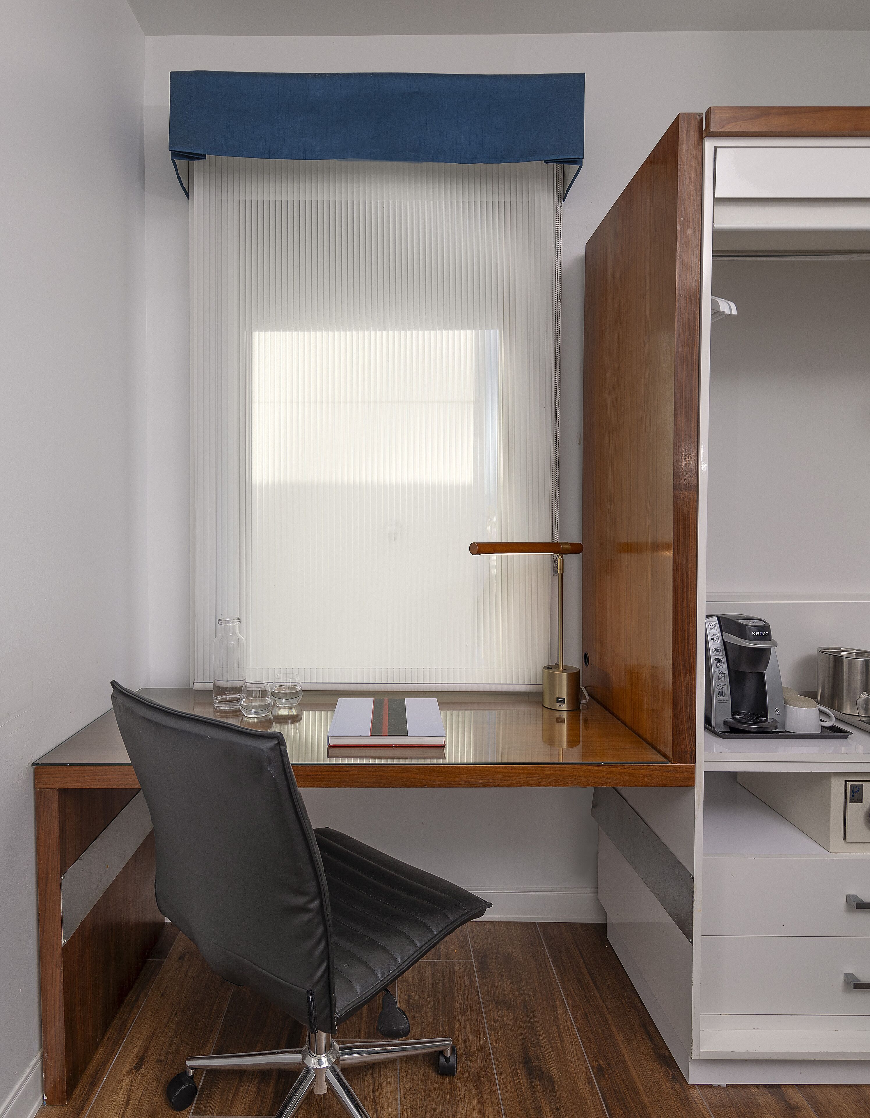 standard room, 1 queen bed | premium bedding, pillow-top beds, in-room safe, desk