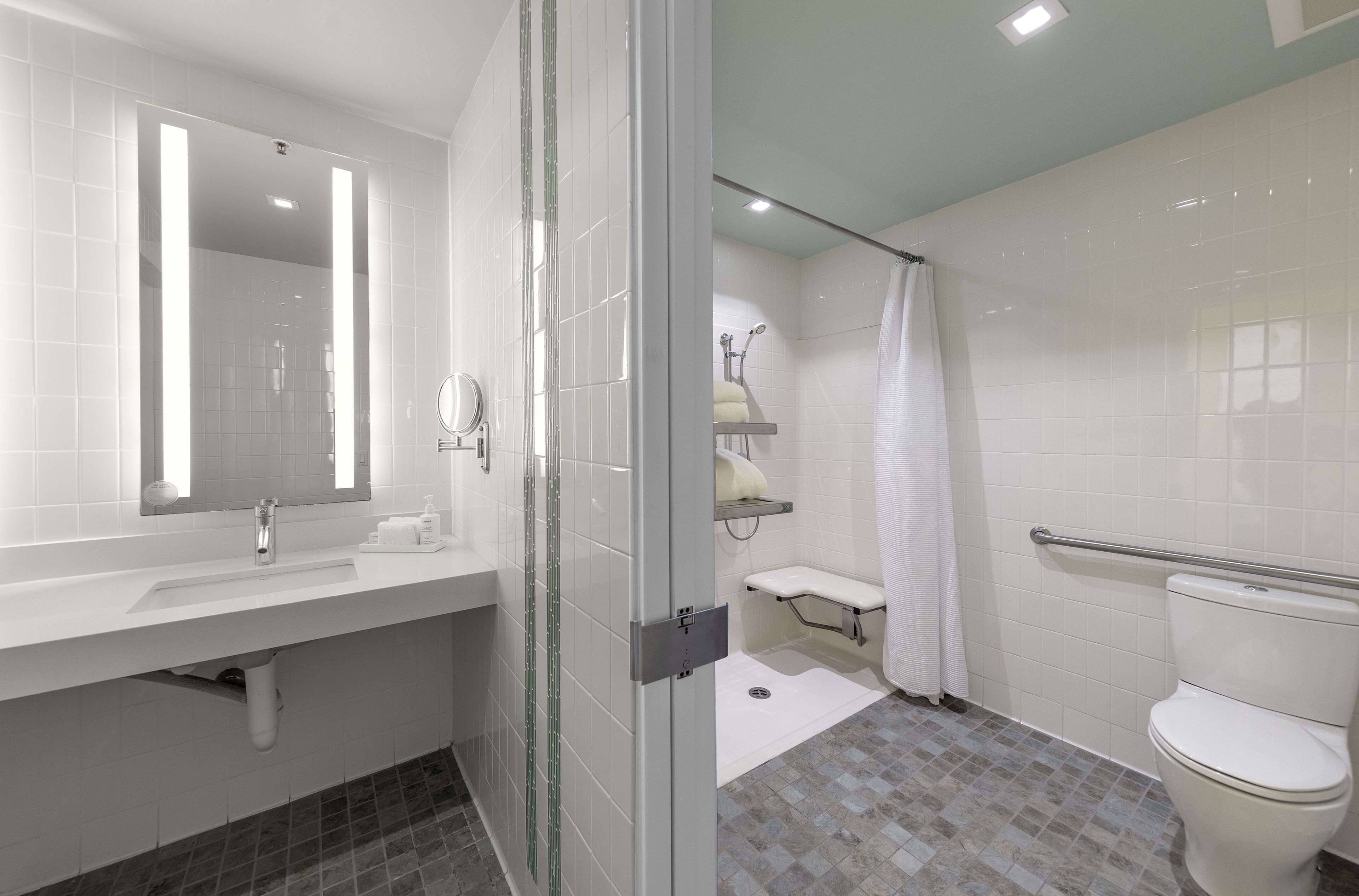 standard room, 1 queen bed, accessible | bathroom | shower, designer toiletries, hair dryer, bathrobes